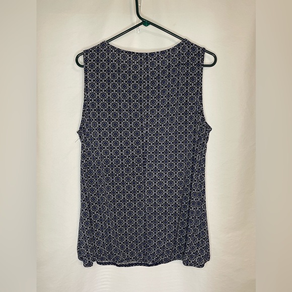 Roz & Ali EUC Sleeveless Blouse with Elastic Waist - Picture 3 of 6